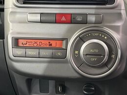 【オートエアコン】一度お好みの温度に設定すれば、車内の温度を検知し風量や温度を自動で調整。暑い…寒い…と何度もスイッチ操作をする必要はありません。快適な車内空間には必須の機能ですね♪