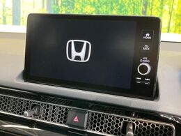【メーカー純正ナビ】インテリアに溶け込むスタイリッシュな「専用設計」メーカーナビを装備♪視認性や操作性など基本性能にも優れ、より上質なカーライフをお楽しみいただけます。