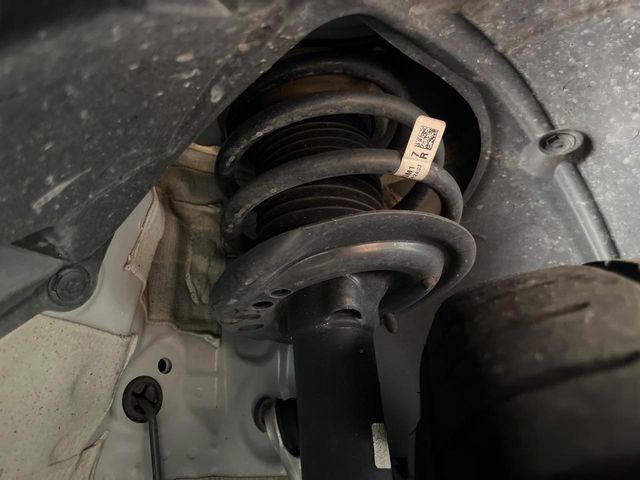 お車を安心してお乗りいただく為には、足回りの定期点検が欠かせません。サービスサポート（有償保証）では無料点検もご提供しており、安心のカーライフをお過ごしいただけるサポート体制が整っています。
