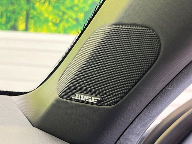 【BOSEサウンドシステム】メーカーオプションの高品位サウンドシステムを搭載。専用のチューニングが施された大小様々なスピーカーから良質なサウンドが奏でられ、臨場感あふれる音響空間を演出します。