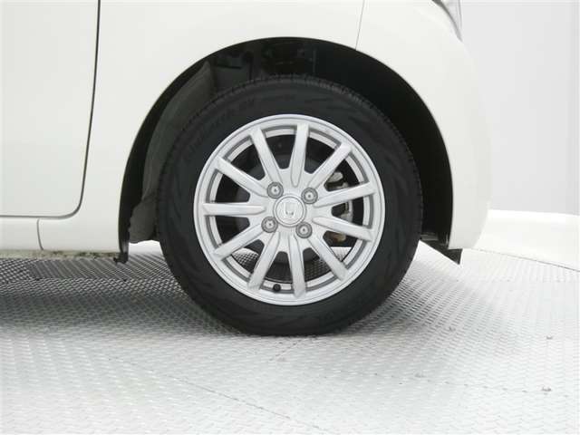 【純正14インチアルミホイール】外観にマッチした純正アルミホイールを装着！乗り心地も良好です！ネッツトヨタ静浜の特設サービス工場にて徹底的に洗浄されたタイヤ・アルミホイールです♪