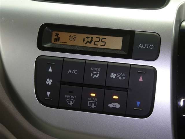 【オートエアコン】車内温度を感知して自動で温度調整をしてくれるのでいつでも快適な車内空間を創り上げます！どの席に座っても快適なドライブが楽しめます♪