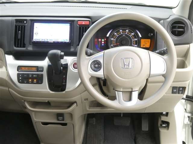 【徹底洗浄クリーニング実施済】運転席からの視界はこんな感じです☆お気軽にご来店いただき、実際に座って是非お確かめください。ドライバーに寄り添う快適な操作フィールをもたらすステアリングです。