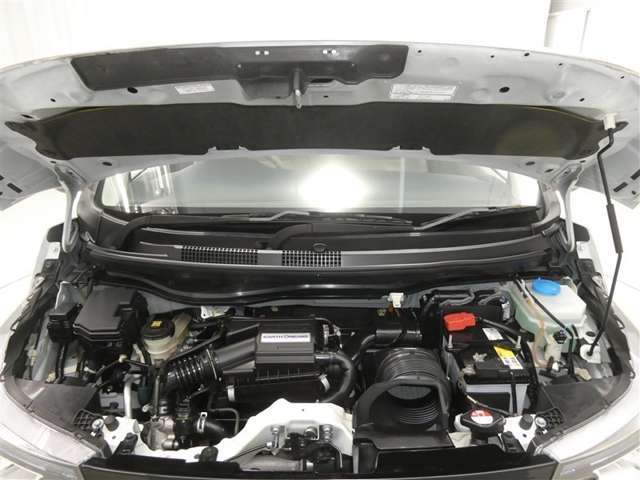 【徹底洗浄クリーニング済】ネッツトヨタ静浜が誇る、クリーニング専門部隊が徹底洗浄！普段はあまり見ないエンジンルーム内も隅々まで綺麗に仕上げています。