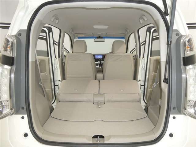 【シートアレンジ可能】ゆとりあるワイドな車内空間は、ドライブを始め買い物やレジャーなど、幅広く活躍します。一人でもみんなとでもお出かけを楽しみましょう！