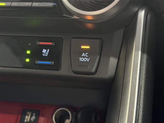 【1500Wアクセサリーコンセント】消費電力1500Wまでの家電が使えます。キャンプやスポーツ・アウトドアでのアクティビティはもちろん、非常時給電システムを搭載しており、災害・停電の際に大活躍。