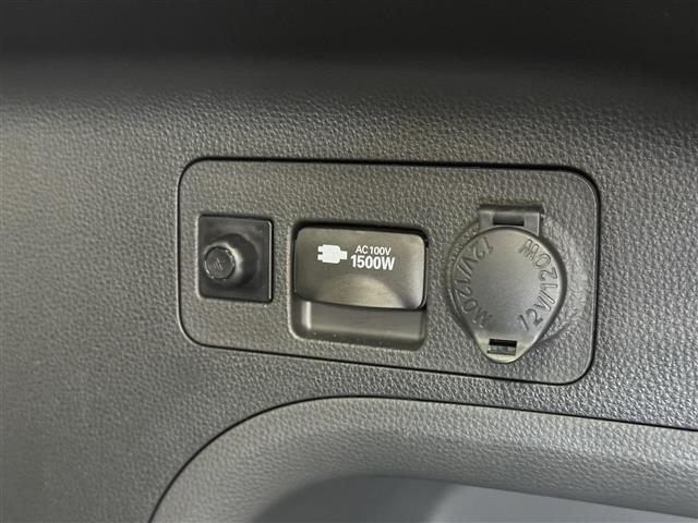 【1500Wアクセサリーコンセント】消費電力1500Wまでの家電が使えます。キャンプやスポーツ・アウトドアでのアクティビティはもちろん、非常時給電システムを搭載しており、災害・停電の際に大活躍。