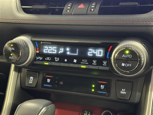 【左右独立オートエアコン】左右独立型、いわゆるデュアルエアコンです。運転席と助手席でそれぞれお好みの温度を設定可能です。