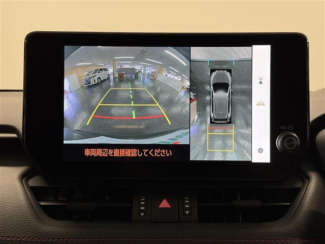 【パノラミックビューモニター】自車周辺をぐるりと俯瞰できるカメラで危険を察知。「床下透過機能」付で、駐車場の白線などにまたがった場合でも画面を見れば一目瞭然です。