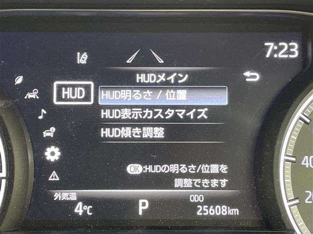 【ヘッドアップディスプレイ（HUD）】フロントウインドウガラスに走行情報を投影します。運転中の目線と重なるように表示されるので、少ない視線移動で速度が確認できるので、 ドライビングに集中できます！