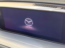 【10.25インチマツダコネクト】車内の雰囲気にマッチした大型ディスプレイ。スマホ接続でのナビ使用やBluetooth再生等、様々な機能が楽しめます。直感的なダイヤル操作が可能で、使い勝手も良好です。