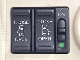 【両側パワースライドドア】スマートキーや運転席のスイッチで後席両側スライドドアの開閉が可能♪電動だから力を入れてドアを開ける必要が無く、小さなお子様でも簡単に開け閉めでき快適です♪