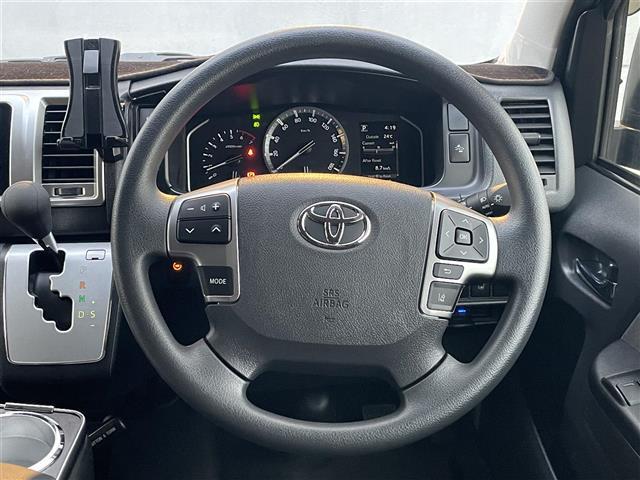 【ハンドル】軽い力で扱いやすいハンドルです。目立つ傷やスレなどなく綺麗な状態です！除菌プランいれていただくとさらに快適に！清潔なお車はお子様にも安心ですね！