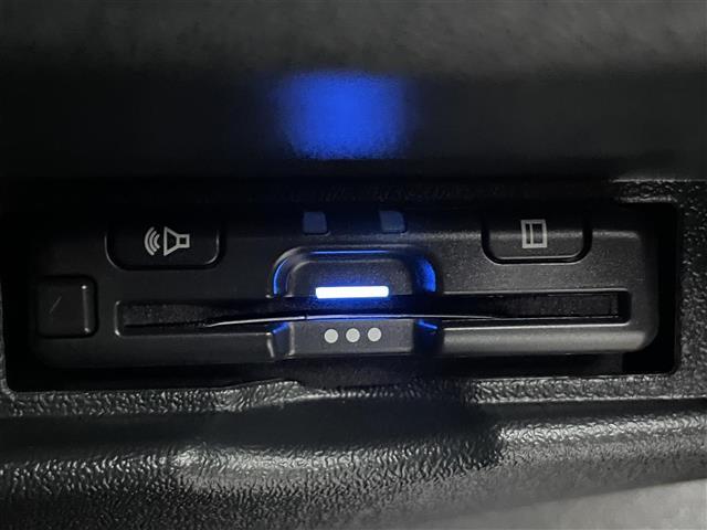 【ETC】有料道路を利用する際に料金所で停止することなく通過できる、ETC車載器（ノンストップ自動料金収受システム機器）が装備されています。セットアップを行うことで利用可能になります。