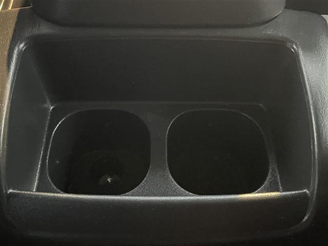 【ドリンクホルダー】長時間のドライブを快適に過ごすために、必須の車内アイテムですね。