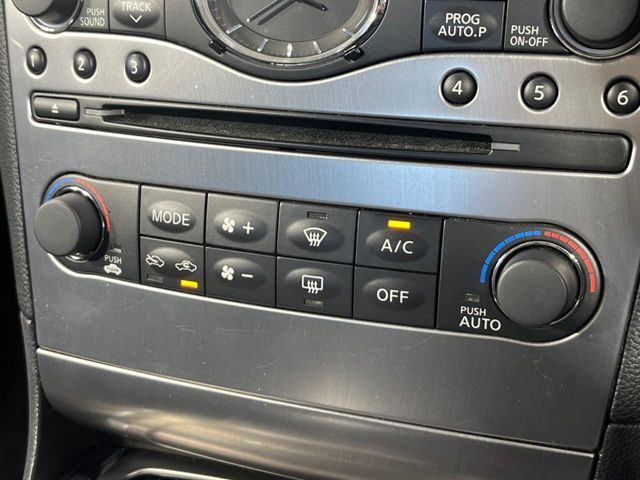 【左右独立型フルオートエアコン】運転席と助手席でそれぞれお好みの温度に設定可能。同乗者にも配慮した、快適な空調をお届け致します。