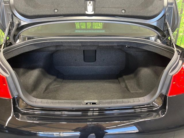 積み下ろしのしやすいデッキにはたっぷりと荷物を積み込んでいただけます。遊びから仕事まで、様々なシーンで頼れます♪