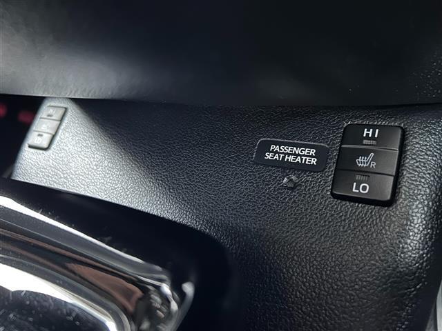 【快適温熱シート（シートヒーター）】寒い日はもちろん、夏の冷房中にも効果を発揮します。長時間座っていると負担のかかりやすい背中や腰、寒い日に冷えやすい脚部を暖めます！温度調節機能もあります。