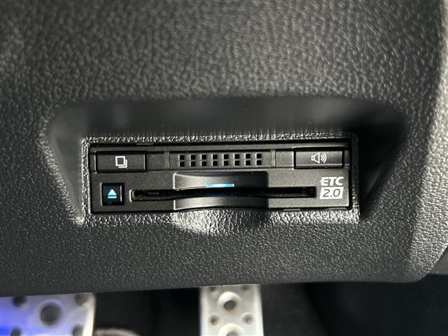 【ETC】有料道路を利用する際に料金所で停止することなく通過できる、ETC車載器（ノンストップ自動料金収受システム機器）が装備されています。セットアップを行うことで利用可能になります。