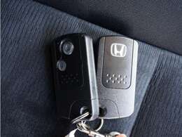 ◆スマートキー◆カギをバッグやポケットに入れたままでもドアロックの開閉ができる『スマートキー』付き！雨天や暗くなってもカギを取り出す必要がなくドアの開錠＆エンジンも始動できます