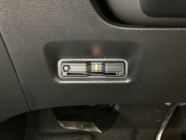 ハンドルの左下にETCがついています。高速道路の料金所の通過も楽々です。　カードの取り出しもしやすい場所についています。