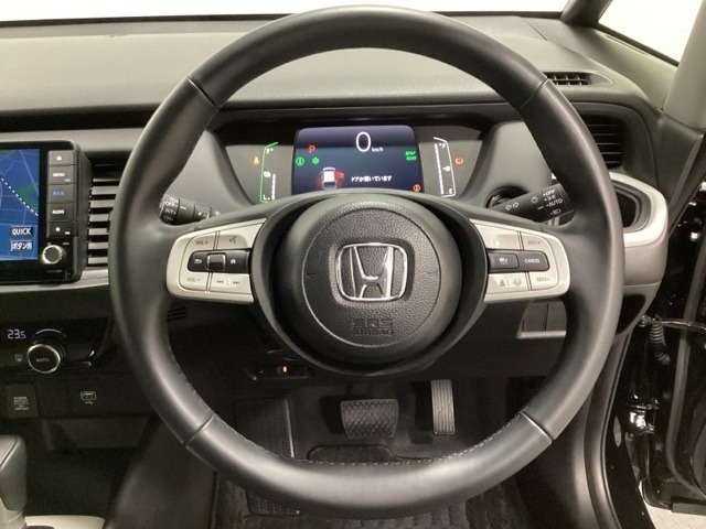 オーディオのチャンネル変更やボリュームなどの操作スイッチの他にレフトセレクターホイールがついています。中央部を指先で上下に動かすことで、マルチインフォメーション・ディスプレイの各表示が確認できます。