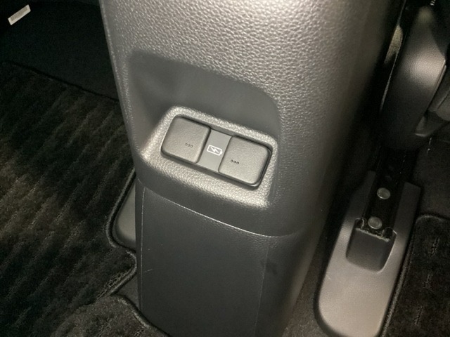 アームレストの後ろ側には、リア席用の充電可能なUSB端子が2個ついています。移動中に充電もできるので便利です。