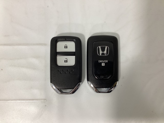 スマートキーを装備しています。鍵を差し込むことなくドアロックの開け閉めと、スタートボタン操作でのエンジンスタートができます。スペアキーも同じものを用意しております。