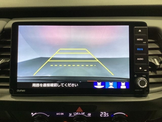 バックでの車庫入れも安心です！　リアカメラが付いているバックモニター付のナビを装備しております。操作線もついており距離感も画面から確認できます。