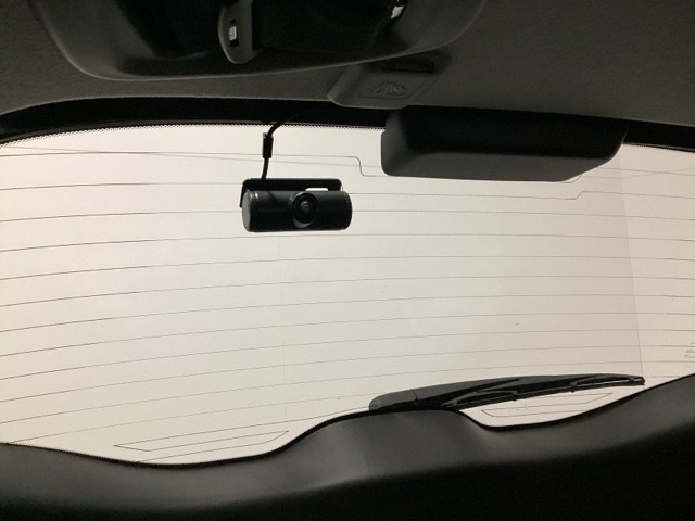 後方にもドライブレコーダーのカメラが付いています。前後両方でお車の周りを監視・記録いたします。