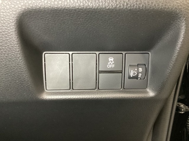 ハンドルの右側にはヘッドライトレベライザーとVSA（ABS＋TCS＋横滑り抑制）の解除スイッチがついています。ヘッドライトレベライザーは道路状況や積荷の加重に応じてライトの高さを調節できます。