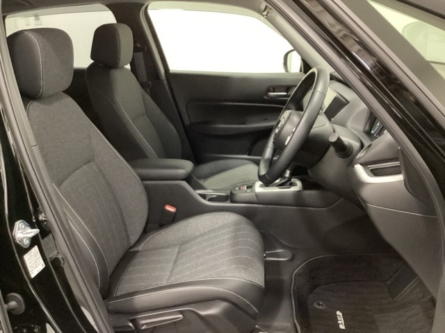 広い足元にゆったり座れるシートには肘掛けも装備しており長距離の運転でも疲れにくくなってます。女性でも運転がしやすいように、シートの高さ調整機能（シートリフター）がついています。