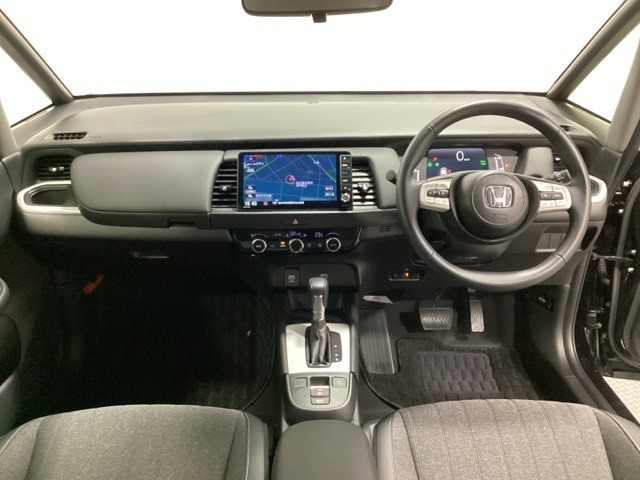 車内は光触媒抗菌消臭施工済です。インパネ周りはスタイリッシュなデザインで機能や装備も充実しています。グローブボックスやカップホルダーのほかにトレーなどたくさんの収納スペースが付いています。