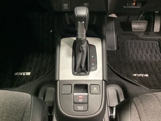 CVT車のセレクトレバーです。低速から高速まで、変速ショックのないスムーズな走りと、エンジン効率のよい領域を維持して燃費にも貢献します。サイドブレーキはスイッチ操作の電子制御パーキングブレーキです。