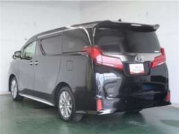 広々とした車内空間に優れた燃費性能。更にデザインも上質で人気のお車です！