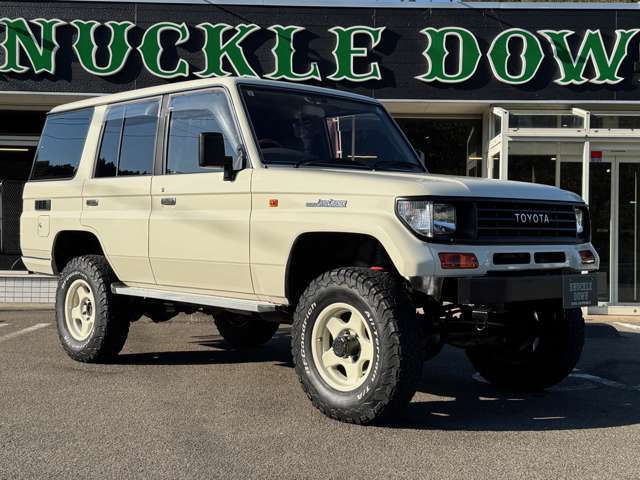 ホワイトボディーに非常に生えるブラックとオレンジレンズ☆