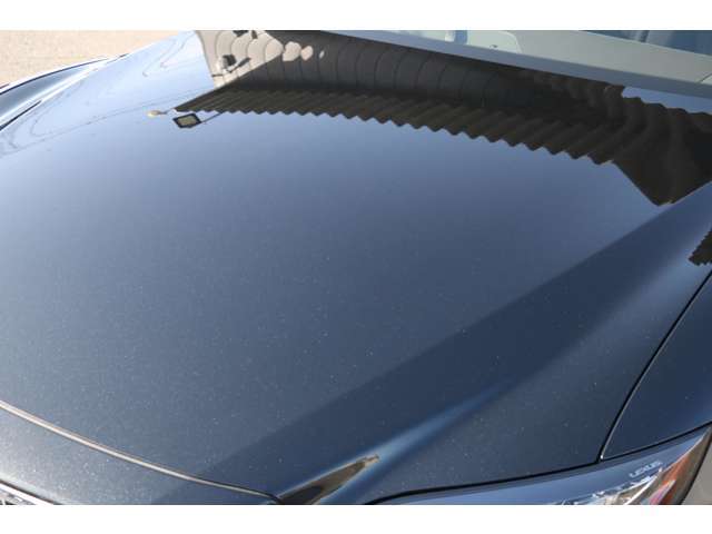 5代目となる「LS」は、セダンとして十分な居住性を確保しながら、斬新なクーペシルエットを両立したスタイリング、エモーショナルな走り、数々の先進技術により、LEXUSの象徴として大きな変革を果たした。