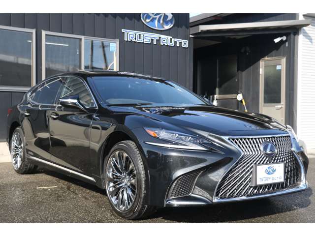 LEXUS（レクサス）ブランドのフラッグシップセダン「LS」。3.5L V型6気筒エンジン＋ハイブリッドシステムを搭載した「LS500h」