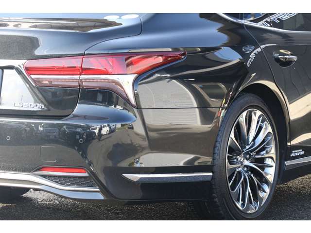 LEXUS（レクサス）ブランドのフラッグシップセダン「LS」。3.5L V型6気筒エンジン＋ハイブリッドシステムを搭載した「LS500h」