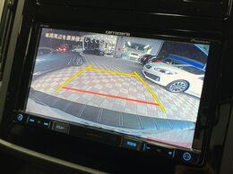 【バックカメラ】駐車時に後方がリアルタイム映像で確認できます。大型商業施設や立体駐車場での駐車時や、夜間のバック時に大活躍！運転スキルに関わらず、今や必須となった装備のひとつです！