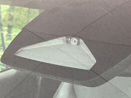 【トヨタセーフティセンス】走行中に前方の車両等を認識し、衝突しそうな時は警報とブレーキで衝突回避と被害軽減をアシスト。より安全にドライブをお楽しみいただけます。