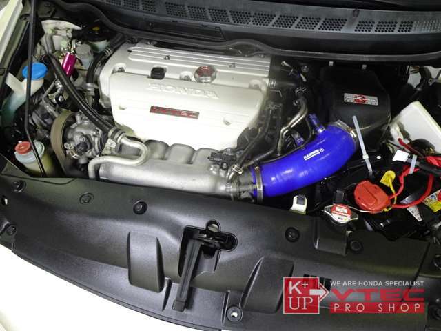 一目で高額なカスタム・メンテンナンス費用をかけてきたことが伝わってくるエンジンルーム。ご購入後のオイル交換やその他メンテナンスなどもタイプR専門店の当店にお任せ下さい。