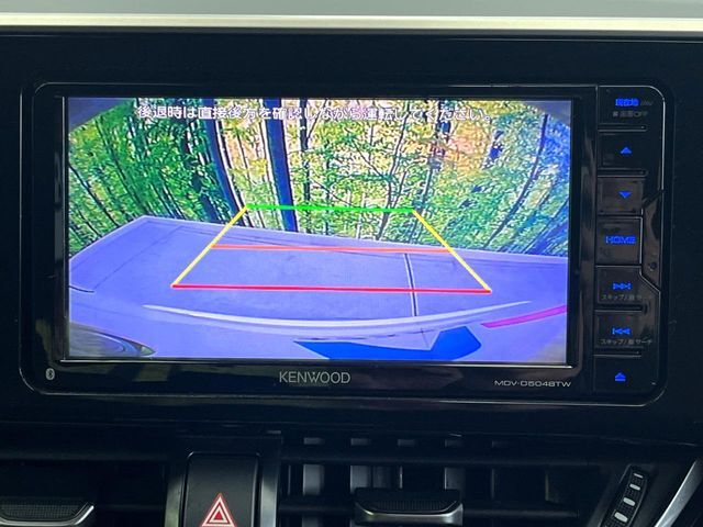 【バックカメラ】駐車時に後方がリアルタイム映像で確認できます。大型商業施設や立体駐車場での駐車時や、夜間のバック時に大活躍！運転スキルに関わらず、今や必須となった装備のひとつです！