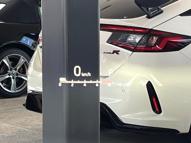 【カラーヘッドアップディスプレイ】現在の速度や走行情報をデジタル表示で運転席前方のガラスに投影！カラー付きで視認性も高く、運転中目線をずらさず必要な情報を確認できるのでとっても便利で安心！