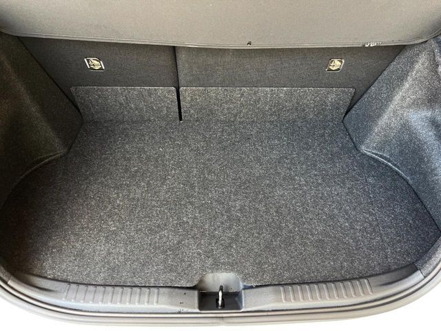 普段のお買い物や通勤、送迎等に十分な荷室スペースを確保しております。