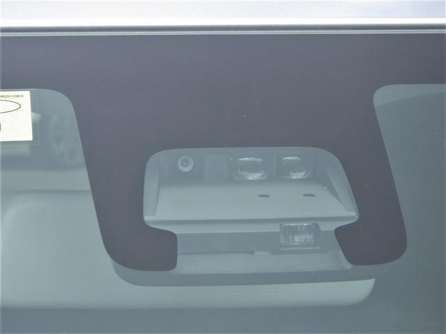デュアルセンサーブレーキサポートは前方の車両や歩行者を察知しブザー音やメーター内の表示によってドライバーに警告。衝突可能性が高まるとブレーキをかけ衝突の被害軽減を図ります。