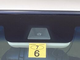 【ホンダセンシング】走行中に前方の車両等を認識し、衝突しそうな時は警報とブレーキで衝突回避と被害軽減をアシスト。より安全にドライブをお楽しみいただけます。