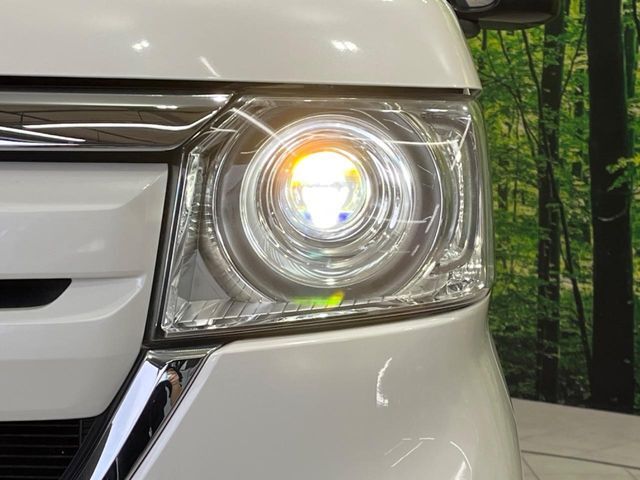 【LEDヘッドライト】悪天候や夜間走行時も良好な視界を確保し安心して運転できる高輝度LEDヘッドライトを装備！点灯速度が早く、消費電力も抑えられています。