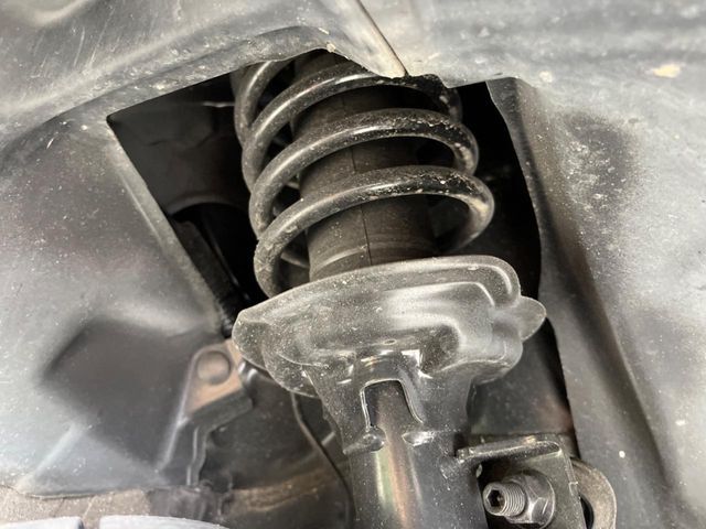 お車を安心してお乗りいただく為には、足回りの定期点検が欠かせません。サービスサポート（有償保証）では無料点検もご提供しており、安心のカーライフをお過ごしいただけるサポート体制が整っています。
