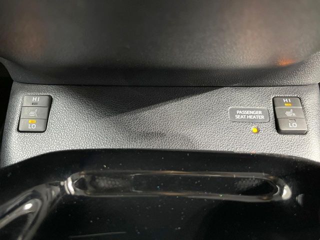 【シートヒーター】寒い日に重宝するシートヒーター！エアコンより早く温まってくれるので寒がりの人も安心ですね♪エアコンの温風は乾燥するから苦手、という方にもをおすすめです。